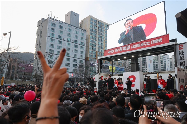 윤석열 국민의힘 대선후보가 8일 오후 대전 유성구 노은역 앞에서 열린 유세에서 지지를 호소하고 있다. 
