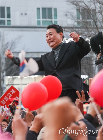 윤석열 국민의힘 대선후보가 8일 오후 대전 유성구 노은역 앞에서 열린 유세에서 지지를 호소하고 있다. 
