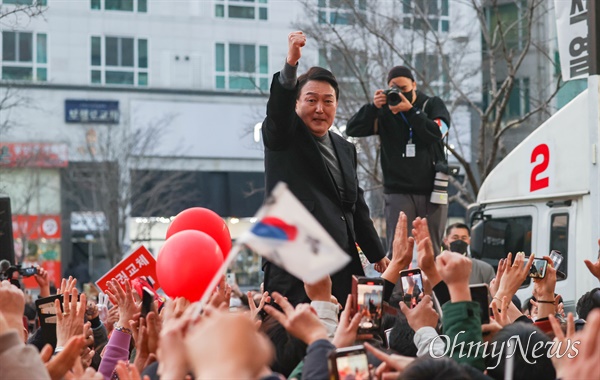 윤석열 국민의힘 대선후보가 8일 오후 대전 유성구 노은역 앞에서 열린 유세에서 지지를 호소하고 있다. 
