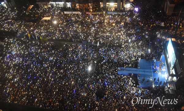 8일 오후 서울 중구 청계광장에서 열린 이재명 더불어민주당 대선 후보의 서울 집중 유세에서 지지자들이 스마트폰 불빛을 밝히며 환호하고 있다.  