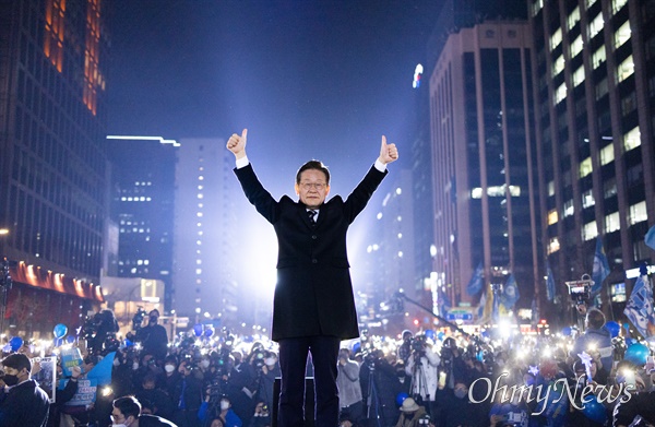 이재명 더불어민주당 대선후보가 8일 오후 서울 청계광장 마지막 집중유세에서 지지자들에게 손을 들어 인사하고 있다. 
