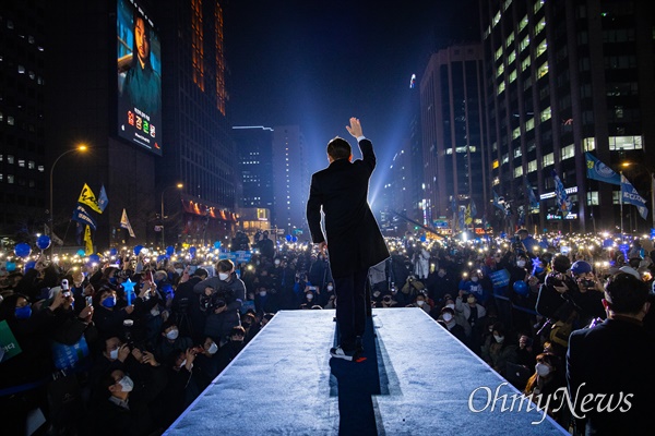 이재명 더불어민주당 대선후보가 대선 투표일 전날인 3월 8일 오후 서울 청계광장 마지막 집중유세에서 지지자들에게 손을 들어 인사하고 있다. 