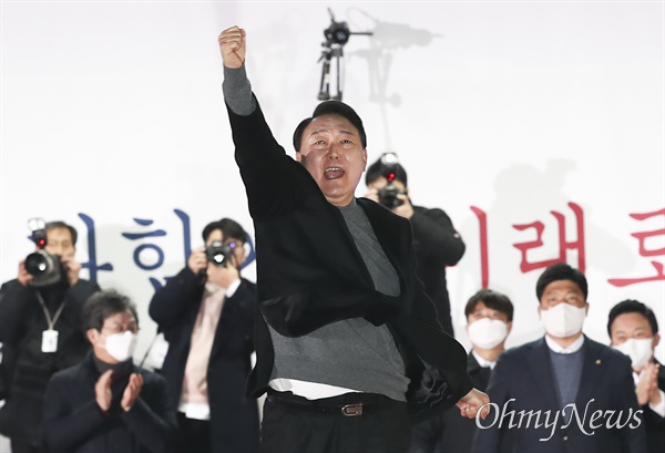 2022년 3월 8일 윤석열 국민의힘 대선 후보가 서울 중구 서울시청 광장에서 열린 피날레 유세에서 지지를 호소하고 있다.