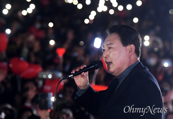 윤석열 국민의힘 대선 후보가 지난 8일 오후 서울 중구 서울시청 광장에서 열린 피날레 유세에서 지지를 호소하고 있다.
