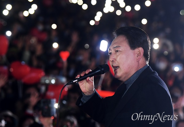  윤석열 국민의힘 대선 후보가 지난 8일 오후 서울 중구 서울시청 광장에서 열린 피날레 유세에서 지지를 호소하고 있다.
