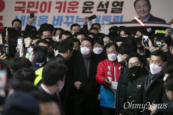 윤석열 국민의힘 대선후보가 제20대 대통령 선거를 하루 앞둔 8일 저녁 이준석 대표와 함께 서울 광진구 건대입구를 찾아 거리인사를 하고 있다.