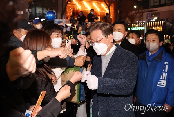  이재명 더불어민주당 대선 후보가 제20대 대통령 선거를 하루 앞둔 8일 저녁 서울 마포구 홍대 걷고싶은거리 광장무대에서 열린 마지막 유세에서 지지자들과 인사하고 있다.