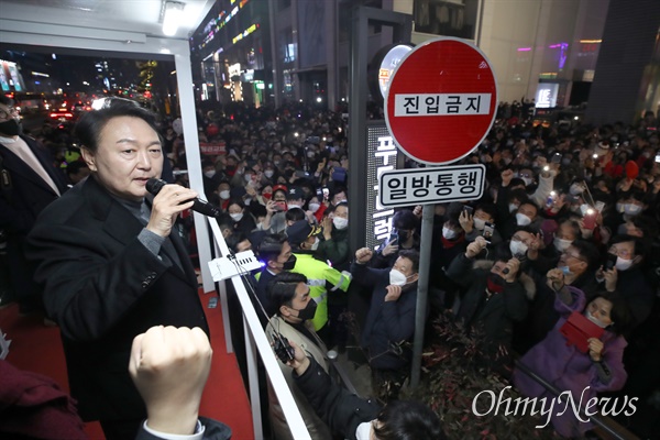 윤석열 국민의힘 대선후보가 8일 서울 강남역 인근에서 시민들에게 투표참여를 독려하고 있다.