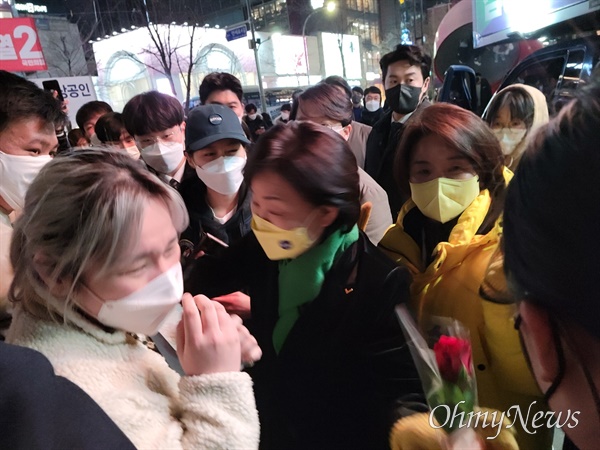 심상정 정의당 대선후보가 8일 밤 20대 대선 마지막 선거운동으로 서울 홍대 인근을 돌며 지지를 호소하고 있다.