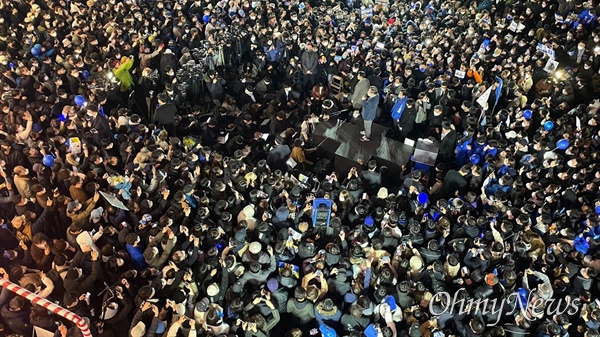 이재명 더불어민주당 대선후보가 제20대 대통령 선거를 하루 앞둔 8일 저녁 서울 마포구 홍대 걷고싶은거리 광장무대에서 열린 마지막 유세에서 지지자들과 인사하고 있다.
