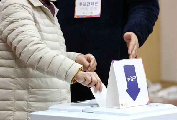 제20대 대통령선거 투표일인 9일 오전 서울 강북구 수유3동 제1투표소에서 유권자가 투표용지를 투표함에 넣고 있다.