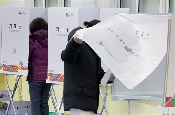제20대 대통령선거일인 9일 오전 서울 노원구 상원초등학교에 마련된 상계9동 제3투표소에서 유권자들이 투표를 위해 기표소에 들어서있다.