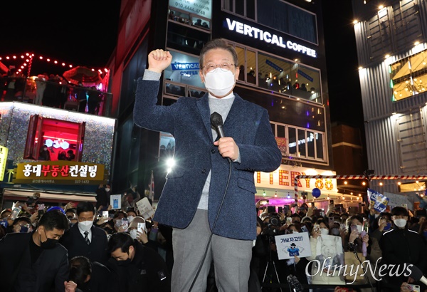 이재명 더불어민주당 대선후보가 지난 8일 서울시 마포구 홍대 걷고싶은거리 광장무대에서 마지막 유세를 하고 있다.