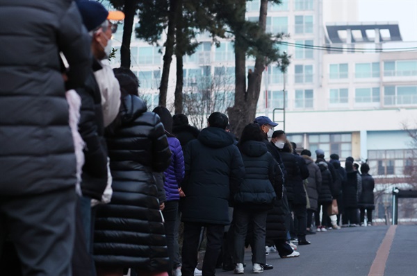 제20대 대통령선거일인 9일 오전 서울 강남구 삼성2동 제3투표소(언주중학교)에서 유권자들이 투표를 위해 길게 줄을 서고 있다.
