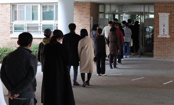제20대 대통령선거 투표일인 9일 서울 송파구 송례중학교에 설치된 위례동 제3투표소에서 유권자들이 투표를 기다리고 있다.