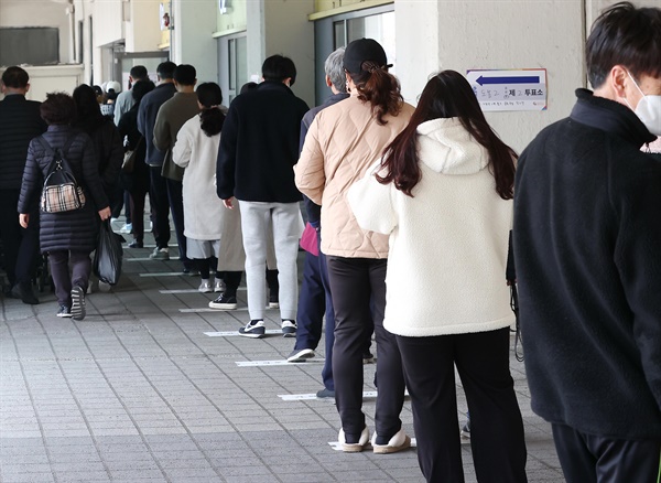 제20대 대통령선거 투표일인 9일 오후 서울 도봉구 공유부엌 달그락에 설치된 도봉2동 제2투표소에서 유권자들이 투표를 기다리고 있다.