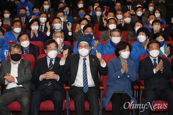 더불어민주당 이낙연 총괄선대위원장과 송영길 대표, 윤호중 원내대표, 추미애 명예선대위원장 등 당 지도부가 9일 오후 서울 여의도 국회 의원회관 개표 상황실에서 방송 3사 출구조사 결과를 지켜보며 환호하고 있다.