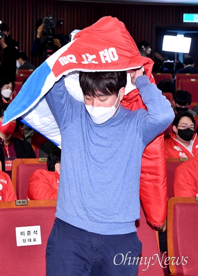 제20대 대통령선거일인 9일 서울 여의도 국회도서관에 마련된 국민의힘 개표상황실에서 이준석 대표가 선거운동 점퍼를 입고 있다.