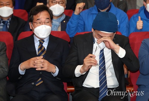더불어민주당 송영길 대표가 9일 오후 서울 여의도 국회 의원회관 개표 상황실에서 방송 3사 출구조사 결과를 지켜보며 눈물을 훔치고 있다.
