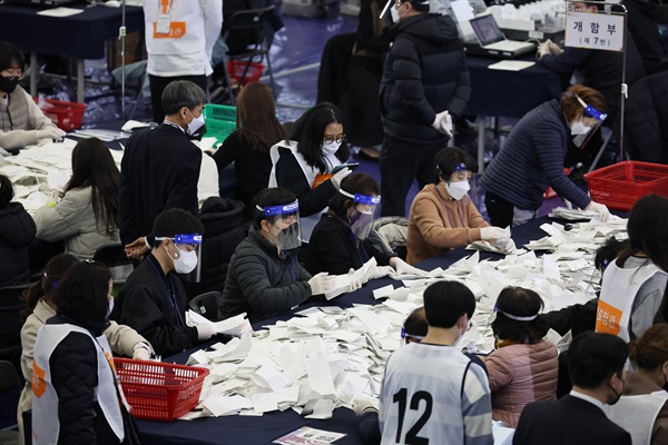 20대 대통령 선거 본 투표일인 9일 오후 서울 동대문구 체육관에 마련된 개표소에서 개표 작업이 진행되고 있다.