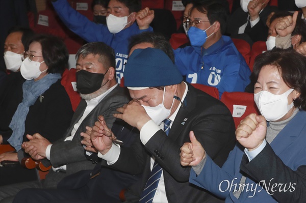 더불어민주당 송영길 대표가 9일 오후 서울 여의도 국회 의원회관 개표 상황실에서 방송 3사 출구조사 결과를 지켜보며 눈물을 훔치고 있다.
