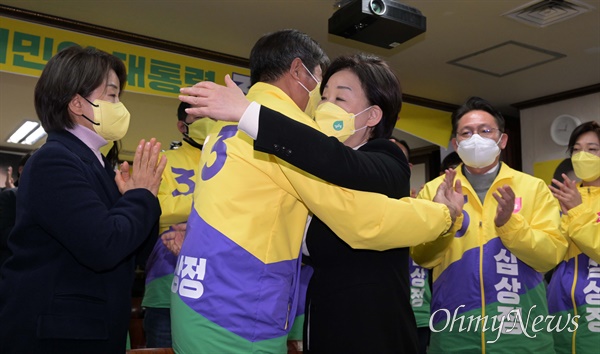 정의당 심상정 대선 후보가 10일 새벽 서울 영등포구 당사에 마련된 개표 상황실을 찾아 여영국 대표와 포옹하고 있다.