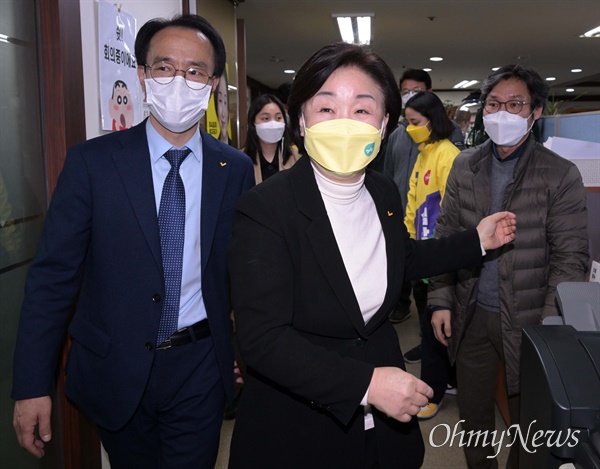 심상정 정의당 대선 후보가 10일 새벽 서울 영등포구 당사에 마련된 개표 상황실을 찾아 제20대 대선 관련 입장을 발표한 뒤 당사를 나서고 있다.