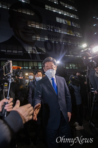 이재명 더불어민주당 대선후보가 10일 오전 서울 여의도 대선 패배 승복 기자회견을 마치고 떠나며 지지자와 악수하고 있다. 