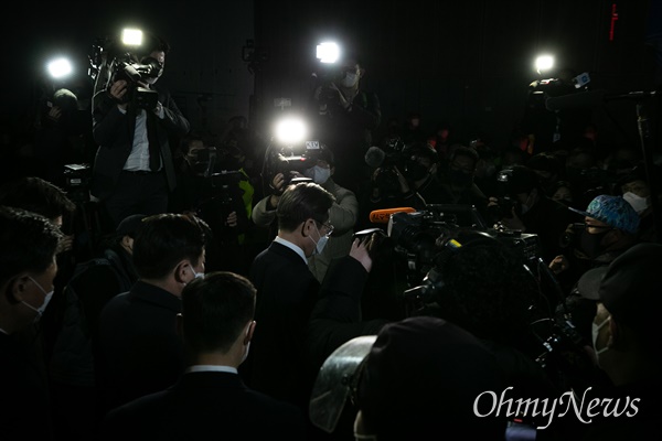 더불어민주당 이재명 대선 후보가 10일 새벽 서울 영등포구 당사에서 패배를 선언한 뒤 이동하고 있다. 