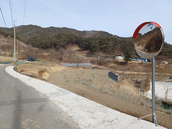  굽은 길에 설치된 반사경