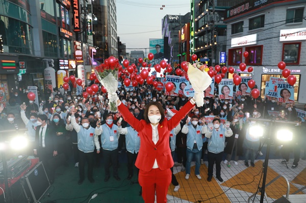 서울 마포구 홍대입구 KT&G상상마당 앞에서 유세중인 진보당 김재연 대선후보