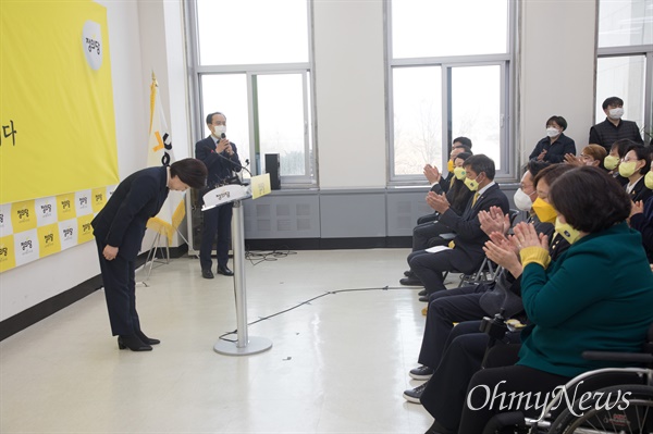  10일 오전 국회 정의당 대표실에서 열린 20대 대통령선거 정의당 심상정 후보 선대위 해단식에서 심 후보가 열심히 뛰어준 당원들과 성원해준 국민들께 감사의 인사를 하고 있다.