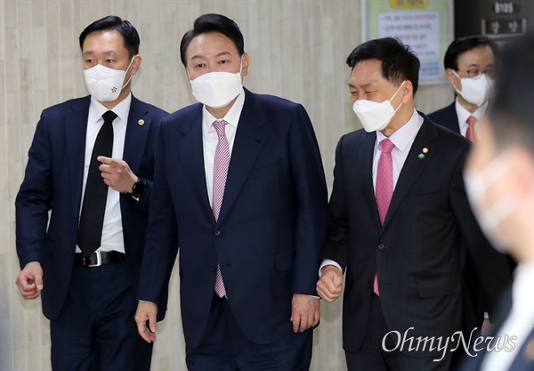 윤석열 대통령 당선인이 10일 오전 서울 여의도 국회 도서관에서 당선 인사 기자회견을 마친 뒤 김기현 국민의힘 원내대표의 안내를 받고 있다.