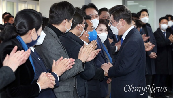 대선에서 패배한 이재명 더불어민주당 대선 후보가 10일 오후 서울 여의도 중앙당사에서 열린 선대위 해단식에 참석, 의원들과 인사하고 있다.