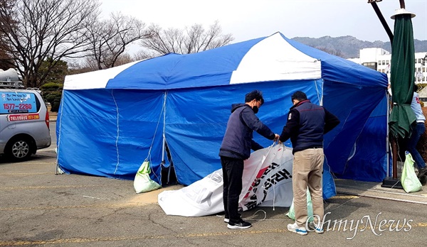 ‘정치개혁경남행동’은 10일 오후 경남도청 정문 앞에서 기자회견을 열어 “6·1 지방선거부터 3인 이상 중대선거구제 도입하라”고 촉구한 뒤 천막농성장을 철거했다.