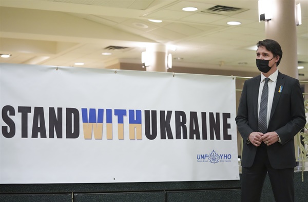 트뤼도 캐나다 총리가 지난 4일(현지시각) 토론토에서 우크라이나 공동체 사람들과 만나고 있다. 