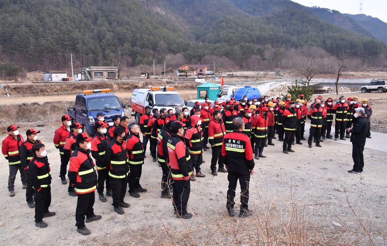 10일 오후 되살아난 응봉산 산불 진화를 위해 투입되는 산불특수진화대원들에게 안전한 산불진화를 당부하는 김양호 삼척시장