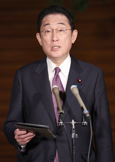 기시다 후미오 일본 총리가 지난 3일 도쿄 총리공관에서 열린 쿼드 4차 온라인 회의에 참석한 뒤 기자회견을 하고 있다. 
