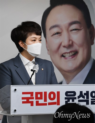 김은혜 당선인 대변인이 11일 오후 서울 여의도 국민의힘 당사에서 당선인 일정 및 현안에 대해 브리핑하고 있다.