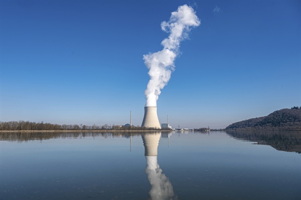 독일 란트슈트 지구에 있는 에센바흐 원자력 발전소 이자르 2호기. 바이에른주에서 폐쇄되지 않은 마지막 원전으로 2022년 말 가동이 중단될 예정이다.