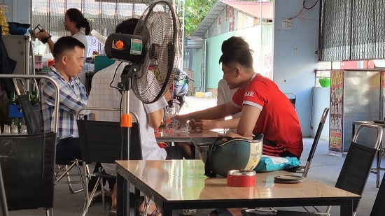 카페에서 카드 놀이를 즐기는 베트남 젊은이들