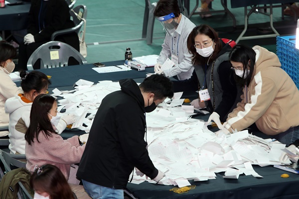  제20대 대통령선거가 치러진 9일 오후 광주 광산구 광주여자대학교 시립유니버시아드체육관에 마련된 개표소에서 개표가 진행되고 있다.
