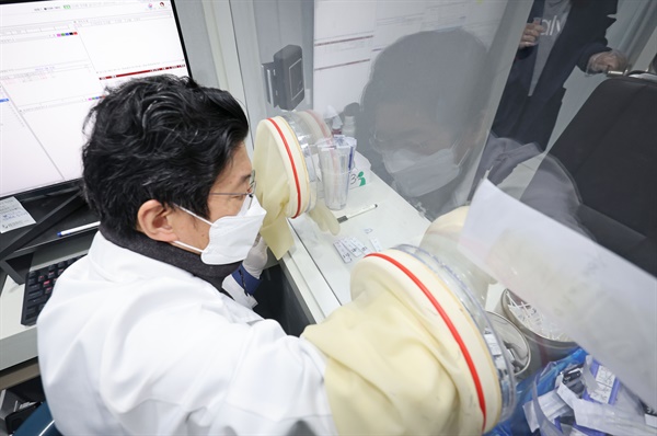 11일 서울의 한 이비인후과 의원에서 의료진이 내원객들의 전문가용 신속항원검사 결과를 확인하고 있다. 방역당국은 오는 14일부터 의료기관에서 시행 중인 전문가용 신속항원검사 결과를 추가 유전자증폭(PCR) 검사 없이 그대로 인정한다고 밝혔다.