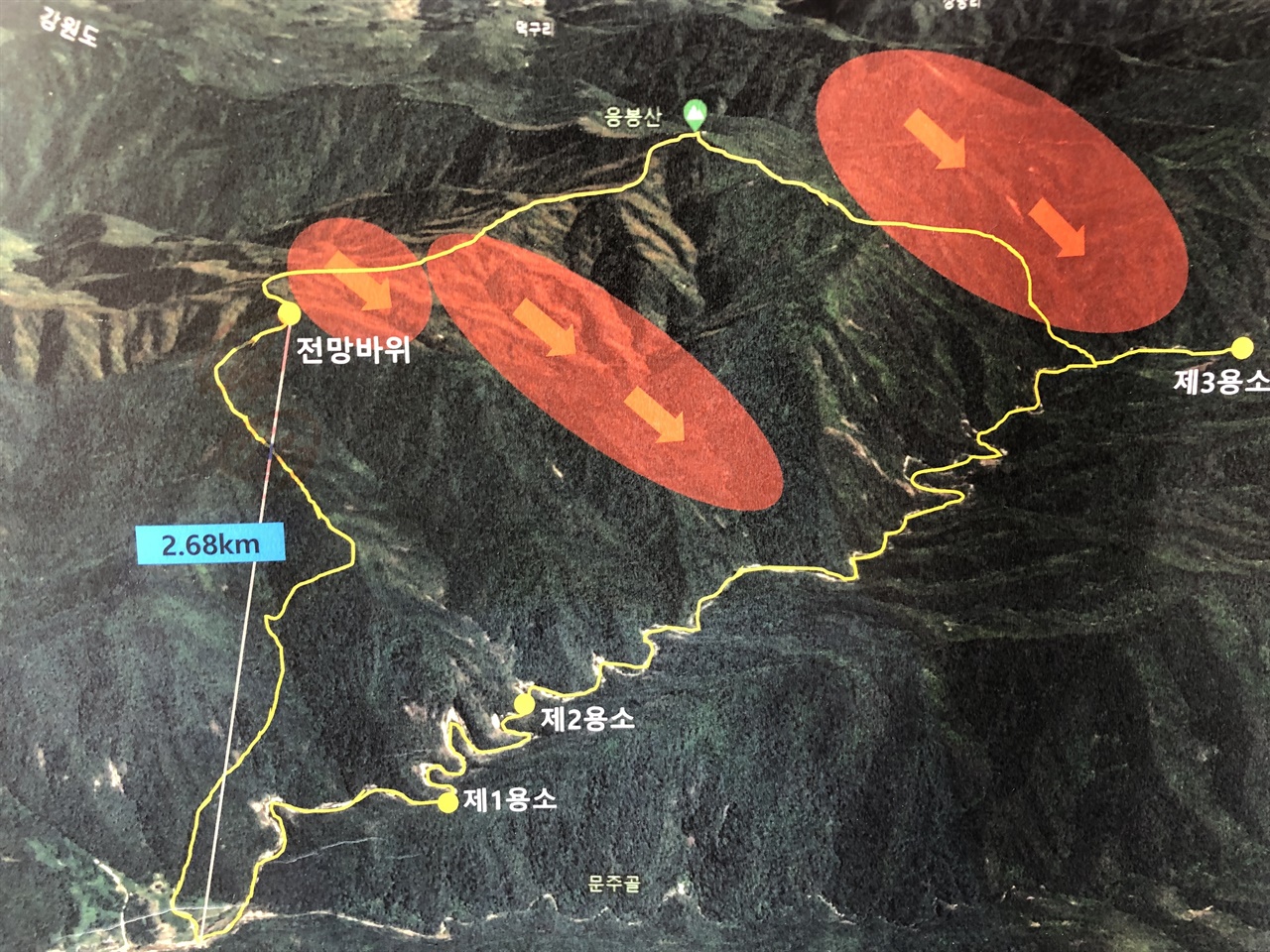 13일 오전 8시 산불 상황도. 중간의 작은 원은 응봉산을 넘어 덕풍계곡으로 향하는 산불이고 우측의 큰 원은 응봉산 남쪽을 경유해 덕풍계곡으로 향하는 산불이다.