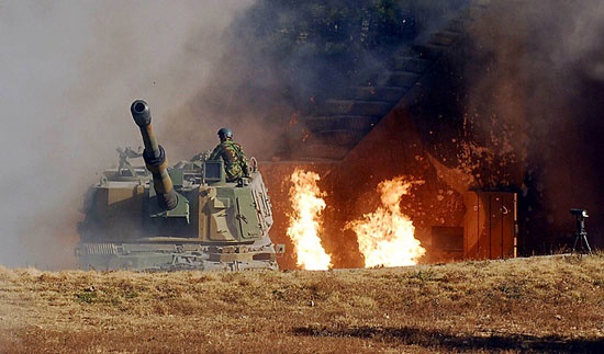 2010년 11월 25일 국방부가 공개한 최초 피격 순간을 담은 사진 