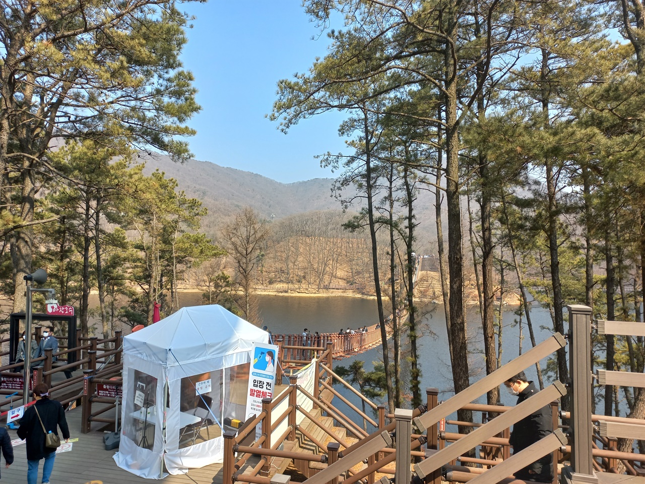 양주 마장호수 출렁다리 흔들리는 다리가 몸의 균형감각을 빼앗고 어지럽게 했지만 그마저도 유쾌하게 몸과 마음을 맡길 수 있었다.