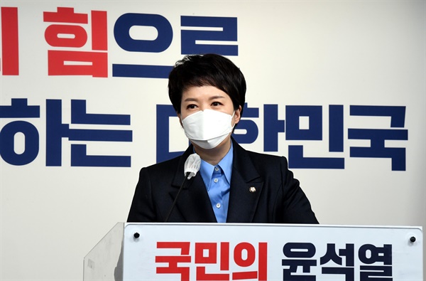 김은혜 당선인 대변인이 13일 여의도 국민의힘 당사에서 오후에 인수위 인선안을 발표할 것이라고 브리핑하고 있다. 