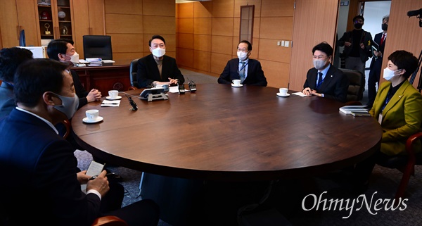  윤석열 대통령 당선인이 14일 오전 서울 종로구 통의동 금감원 연수원에 마련된 당선인 집무실에서 티타임을 갖고 있다.