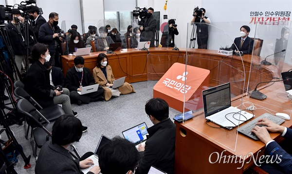 안철수 대통령직인수위원회 위원장이 14일 서울 여의도 국회에서 기자간담회를 하고 있다.