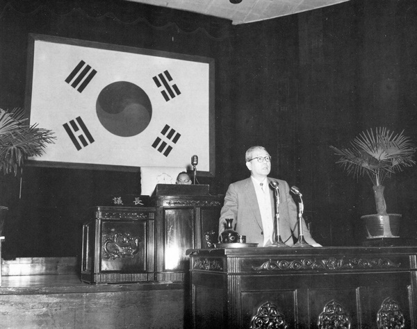 국회 본회의에 출석, 연설을 하고있는 장면 총리. 1960.12.7.